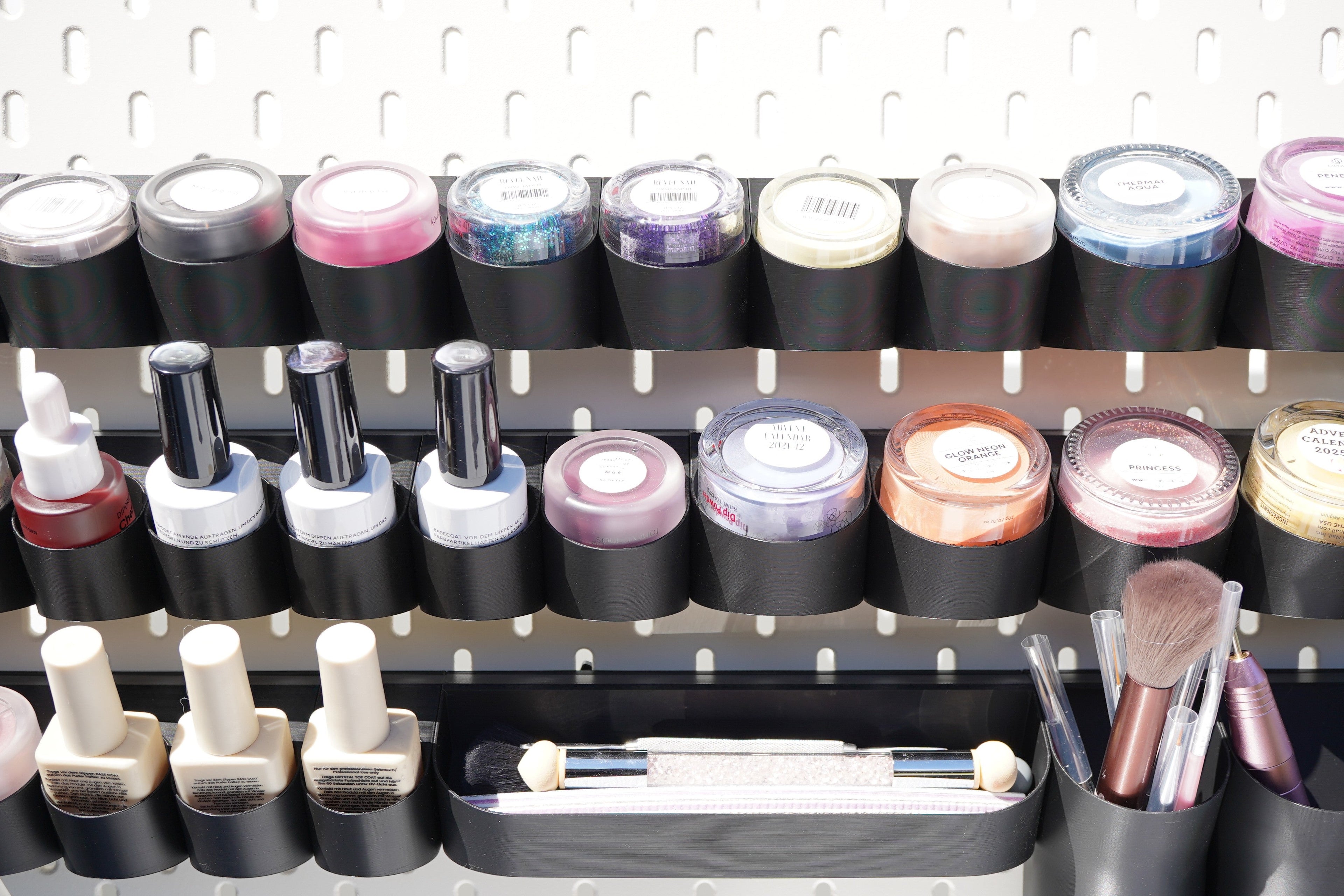 Vollständig organisiertes Nail Dipping Setup auf IKEA SKADIS mit DipEquip Rail System von Miraram