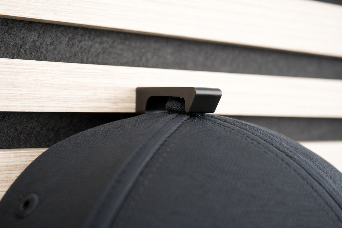 Basecap am Basecap-Halter am horizontalen Paneel