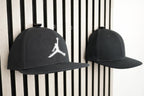 Kleiderhaken für Akustikpaneele mit Click-System – Montage ohne Bohren – 13mm & 15mm – 5 Designs: einzeln/eckig/rund/doppelt/Basecap – Garderobenhaken Lamellenwand – Schwarz (13 mm, Basecap-Halter)