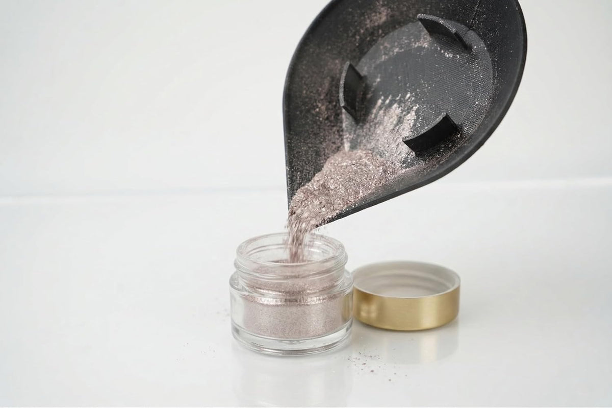 Überschüssiges Pulver wird über die Spitze der Schale zurück ins Glas gefüllt
