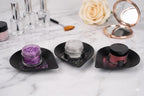 Drei Auffangschalen mit Dipping Powder auf dem Nageltisch