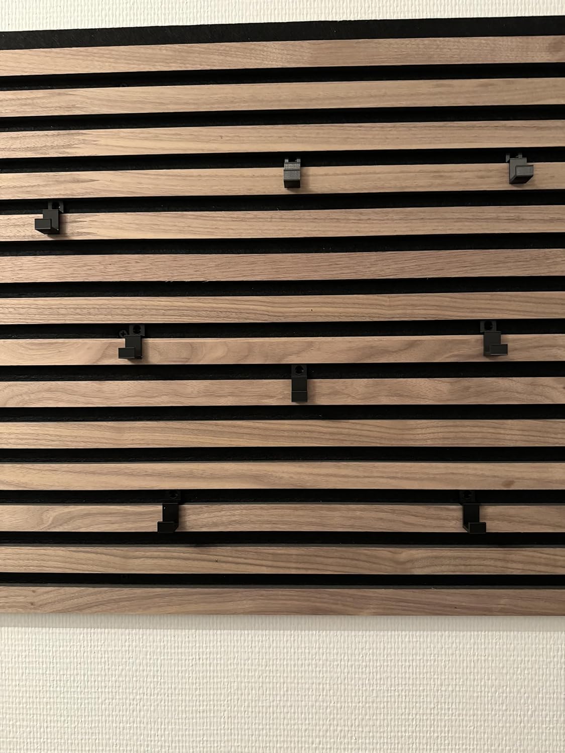Kleiderhaken für Akustikpaneele mit Wandmontage – 4er Set inkl. Dübel & Schrauben – Horizontale Paneele – 13mm & 15mm – Garderobenhaken Lamellenwand (13 mm, Einzelhaken (4-teilig))