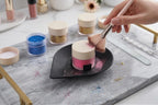 Dipping Powder wird mit dem Pinsel über der Auffangschale aufgetragen