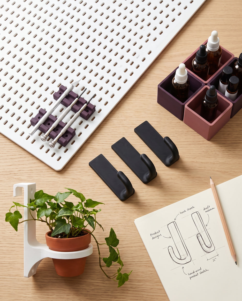 Produktwelt von Miraram 3D Objects: Kleiderhaken, Pegboard-Schienen, Organizer und Fensterhaken mit Pflanze