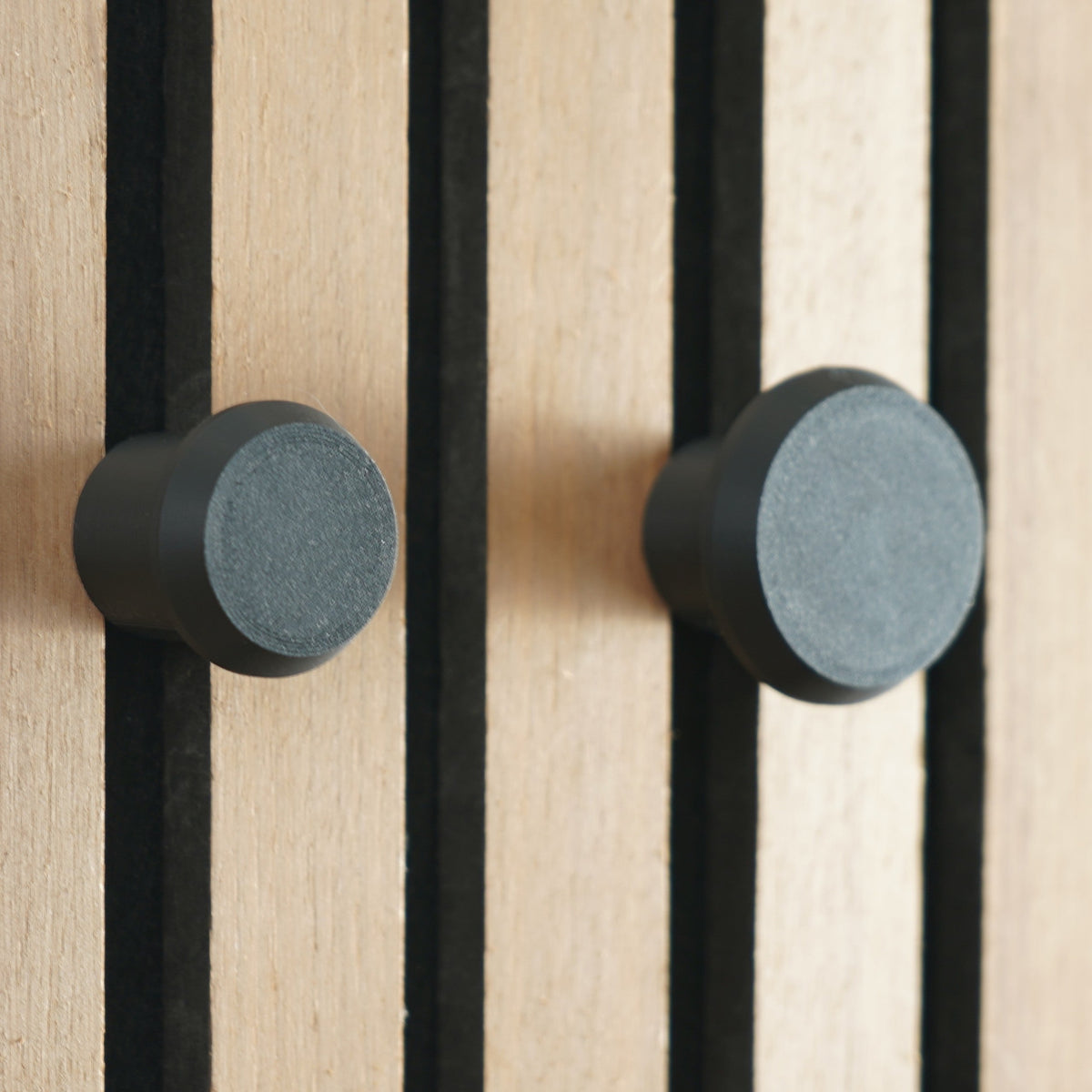 Knopfhaken in Schwarz kurz und lang im Vergleich, horizontal und vertikal