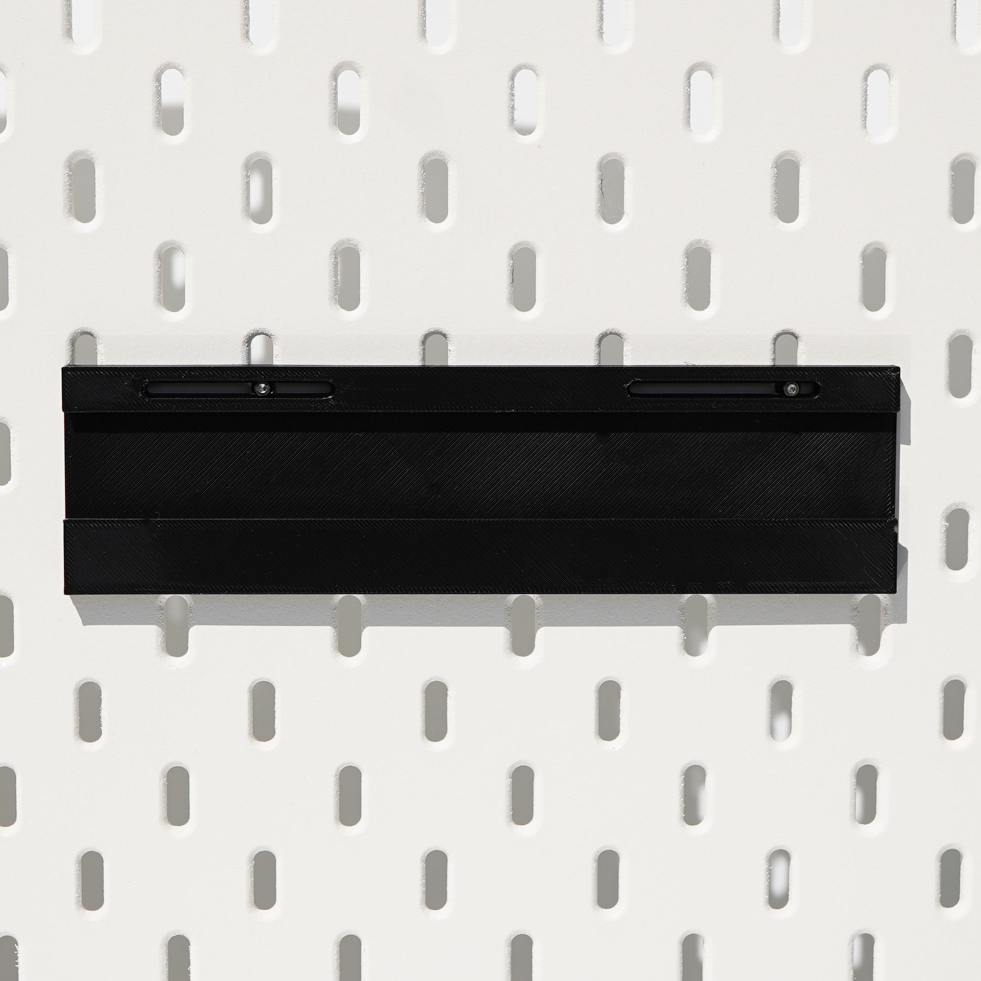 Pegboard Schiene – Modulares Rail System für Lochwände