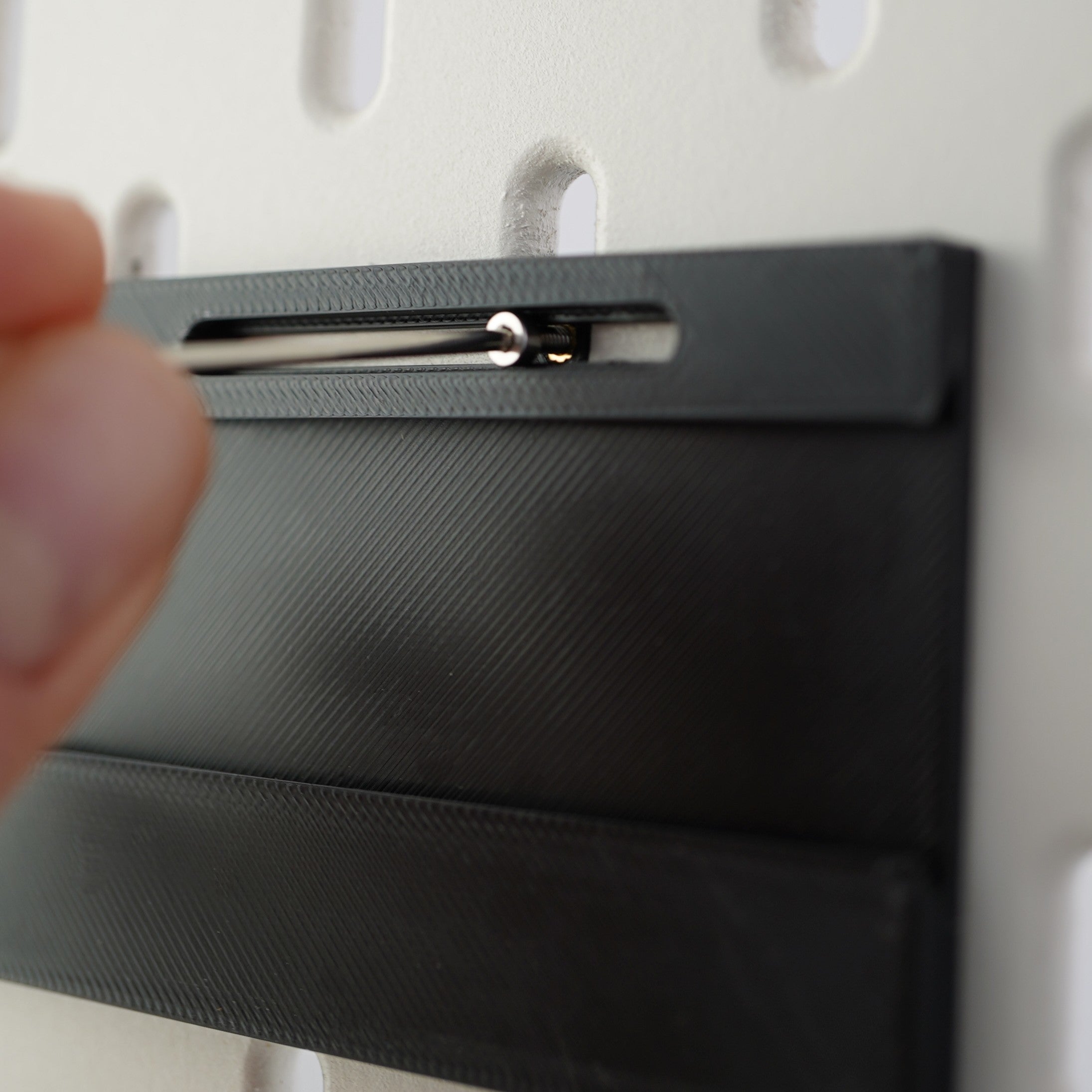 Pegboard Schiene – Modulares Rail System für Lochwände